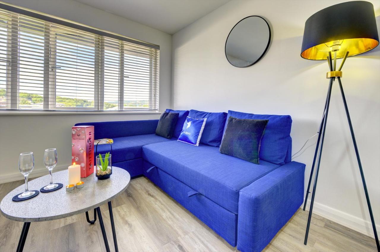 Apartment Spacious - Penthouse 2 Bed With Secure Allocated Parking *